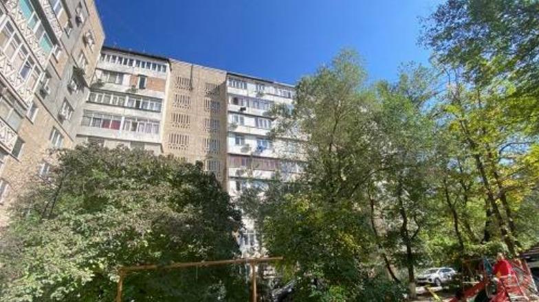 Срочно продается 3 комнатная квартира в 6 микрорайоне Bishkek - изображение 1