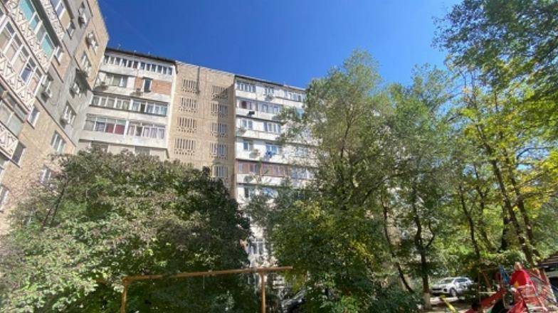 Срочно продается 3 комнатная квартира в 6 микрорайоне Бишкек - изображение 1