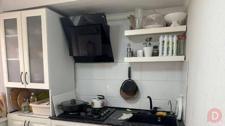 Продаю 1 комнатную квартиру в 5 мкр., с ЛОДЖИЕЙ и РЕМОНТОМ!!! Бишкек - изображение 1