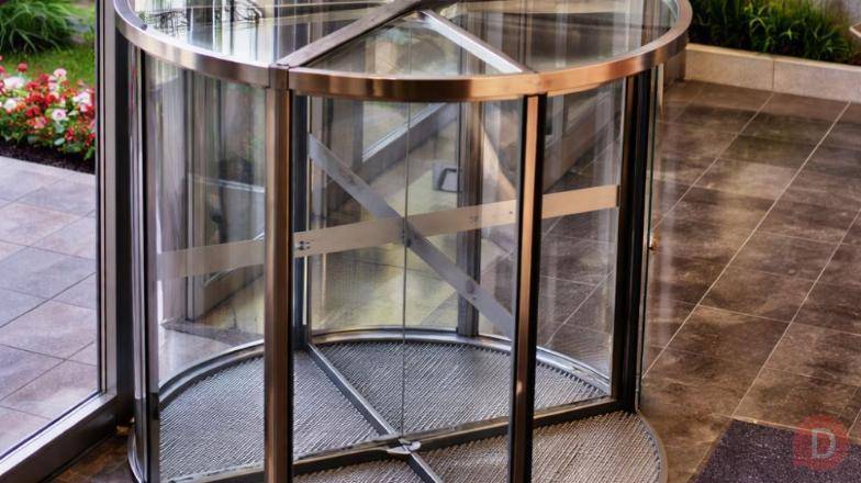 Гнутый триплекс для револьверных дверей Москва - изображение 1